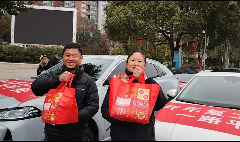 龍里“點(diǎn)對(duì)點(diǎn)”返崗服務(wù)，送勞動(dòng)者外出就業(yè)。