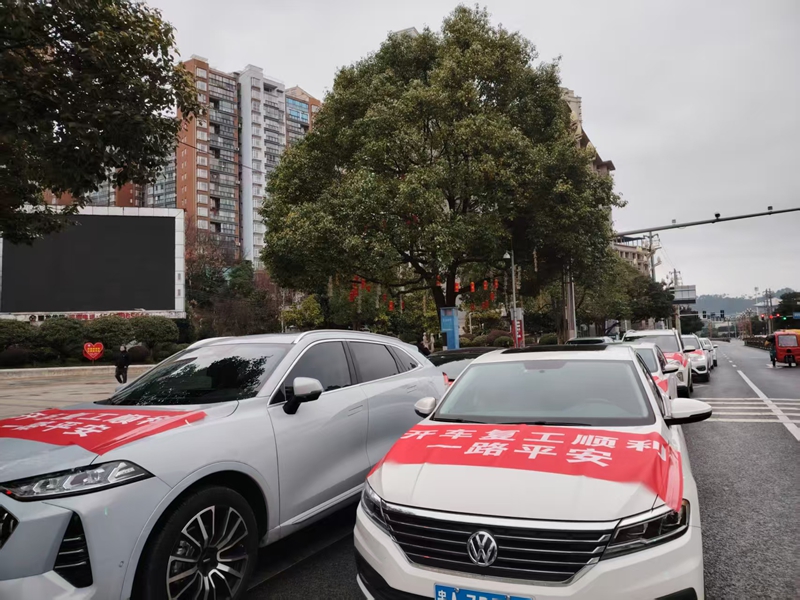 龍里“點(diǎn)對(duì)點(diǎn)”返崗服務(wù)，送勞動(dòng)者外出就業(yè)。