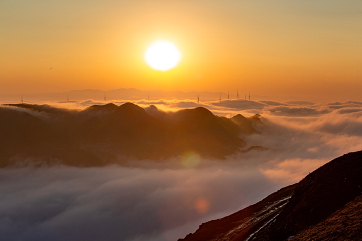 韭菜坪景區拍攝的日落云海景觀。