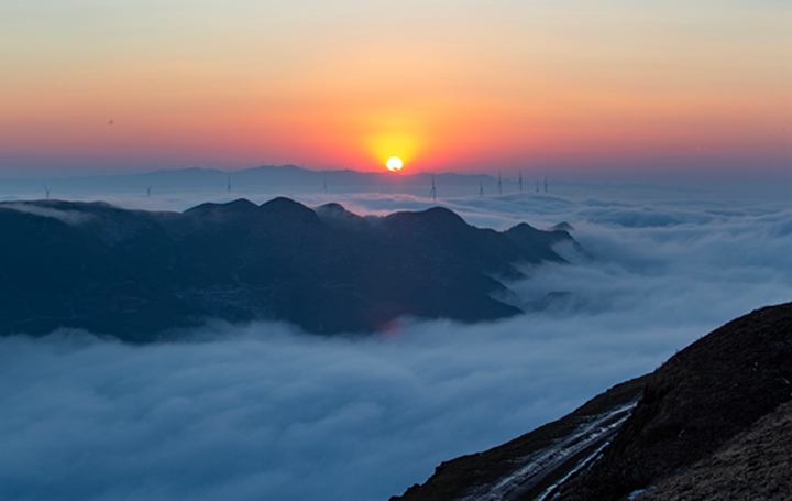 韭菜坪景區拍攝的日落云海景觀。