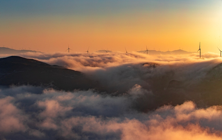 韭菜坪景區拍攝的日落云海景觀。