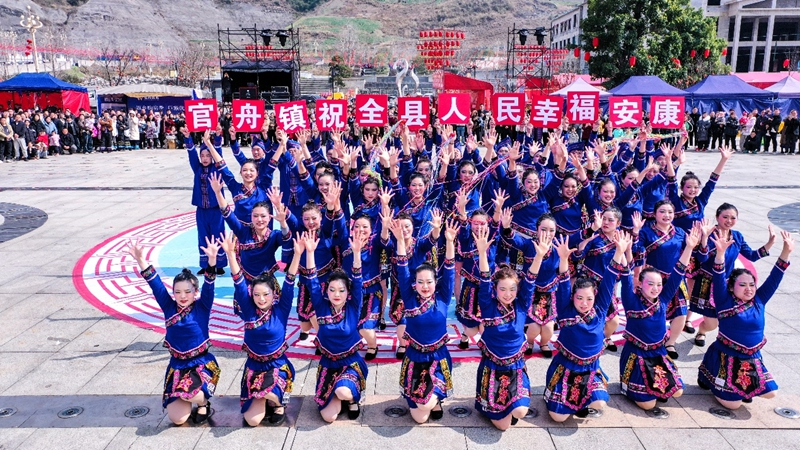 千人同跳擺手舞，歡歌笑語(yǔ)鬧元宵。