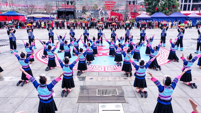 千人同跳擺手舞，歡歌笑語(yǔ)鬧元宵。