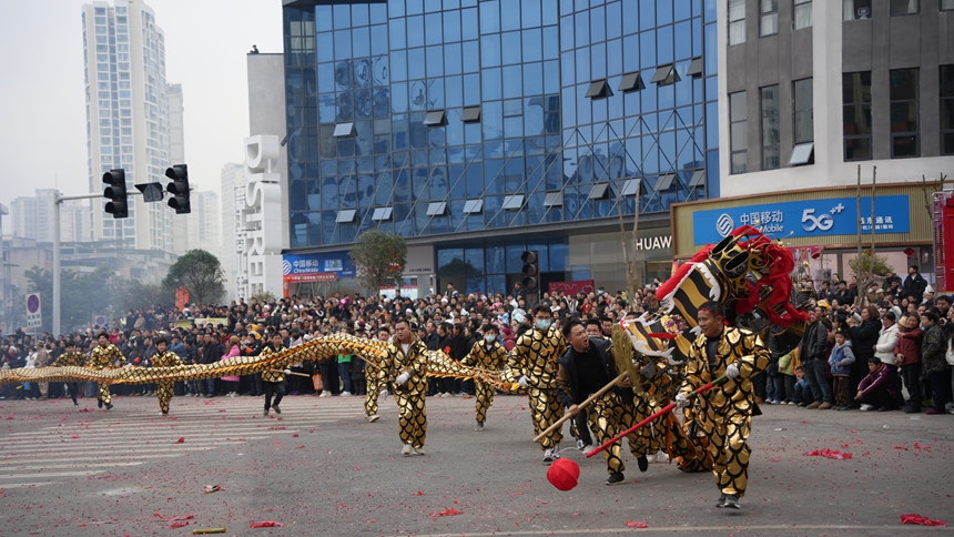 舞龍巡游隊伍。王顯攝