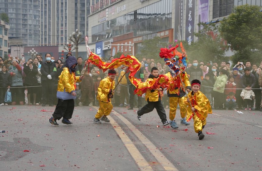  “崽崽龍”充分展現了非遺傳承的年輕化趨勢。王顯攝