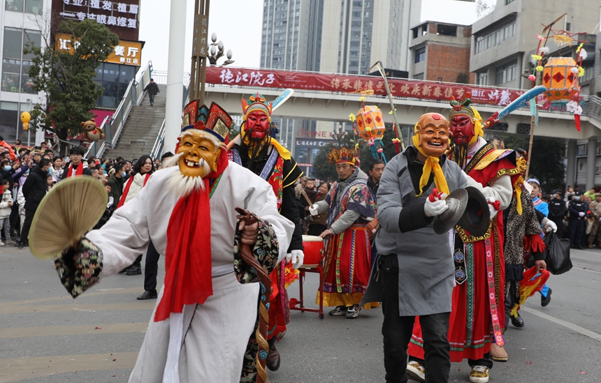儺戲巡游。覃冠中攝