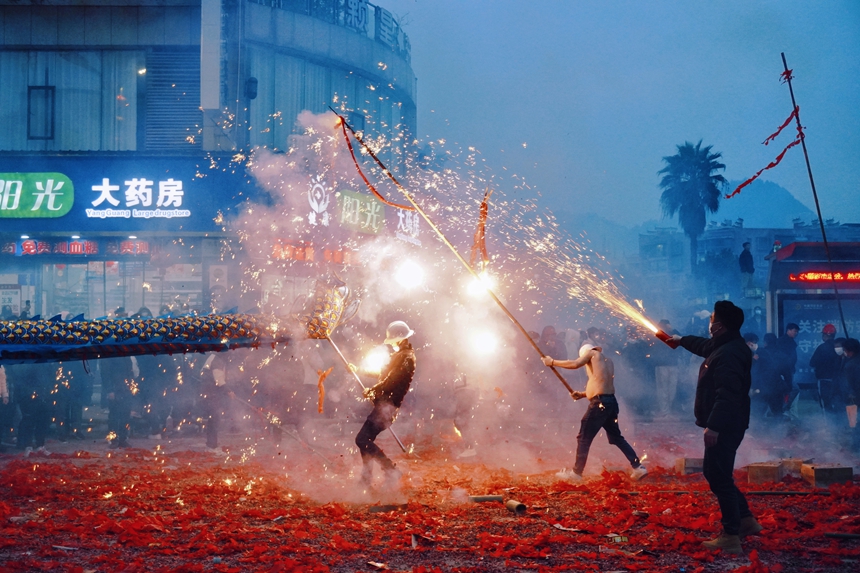 德江炸龍以其獨特的魅力震撼上演。田勇攝