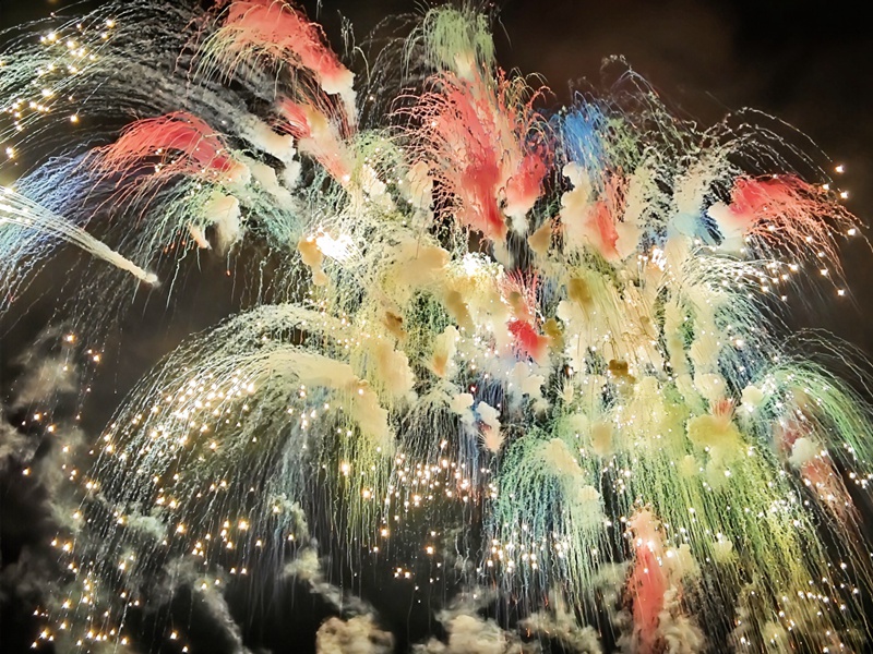 絢麗煙花點亮夜空。余杭帆攝