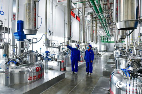 配方顆粒智能車間，中藥可實(shí)現(xiàn)自動(dòng)化高效提取。人民網(wǎng) 程明輝攝