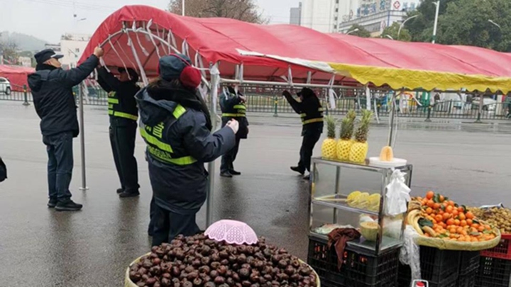 平壩區城管局節后“收攤” 守護城市秩序。