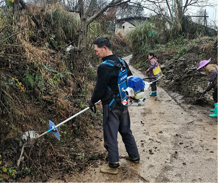 圖為組織村保潔員、志愿者、群眾等開展基耕道兩旁清理。