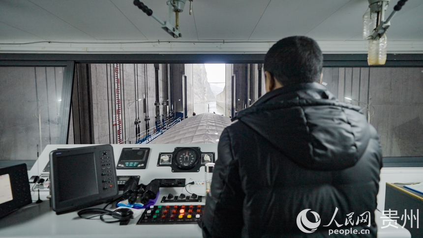 船長田永成駕駛航電657號貨船通過思林升船機“翻越”思林水電站。人民網記者 涂敏攝