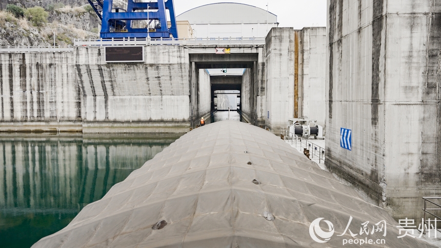 航電657號(hào)貨船即將通過思林升船機(jī)“翻越”思林水電站。人民網(wǎng)記者 涂敏攝