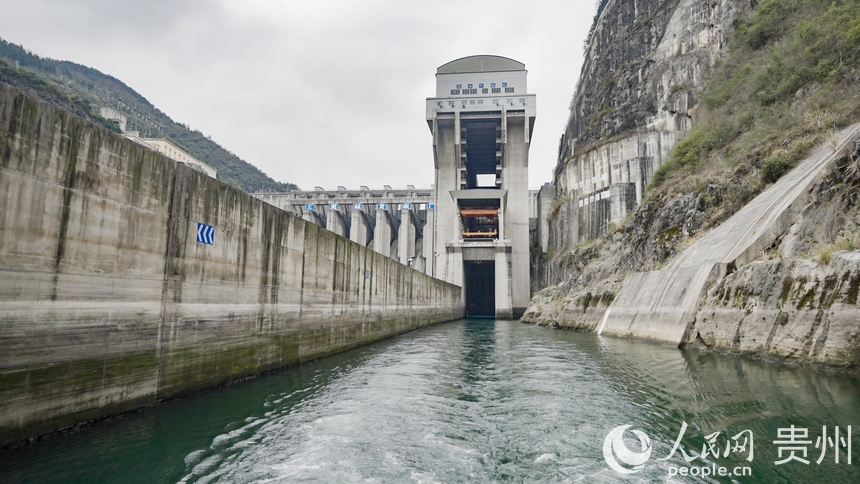 航電657號貨船通過思林升船機(jī)“翻越”的思林水電站。人民網(wǎng)記者 涂敏攝