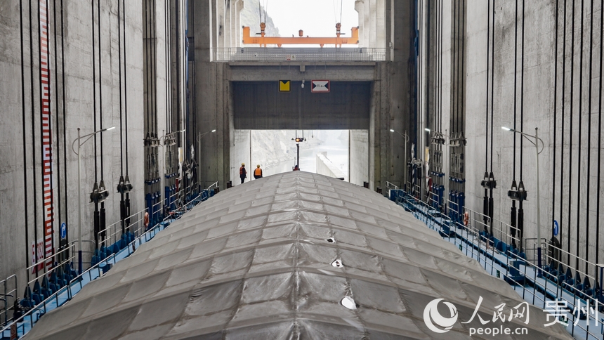 航電657號貨船通過思林升船機“翻越”思林水電站。人民網記者 涂敏攝