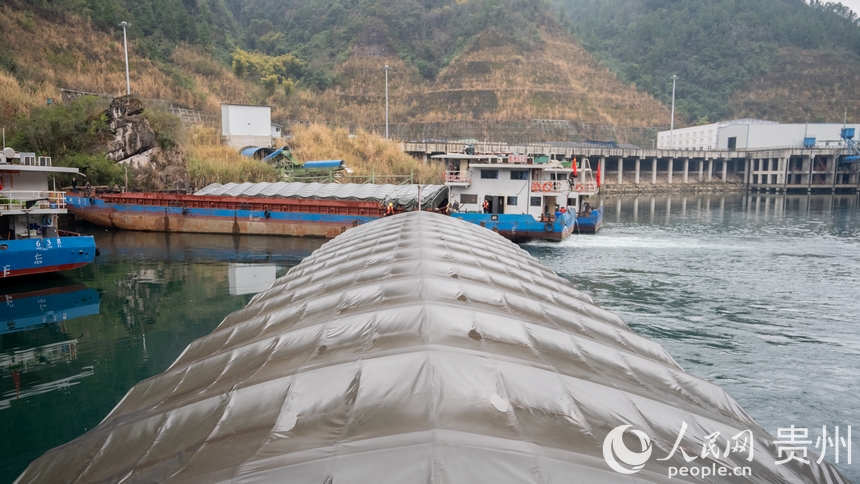 由船長田永成駕駛的航電657號貨船,滿載600噸硫酸銨從貴州遵義余慶縣大烏江鎮沙灣碼頭啟航。人民網記者 涂敏攝
