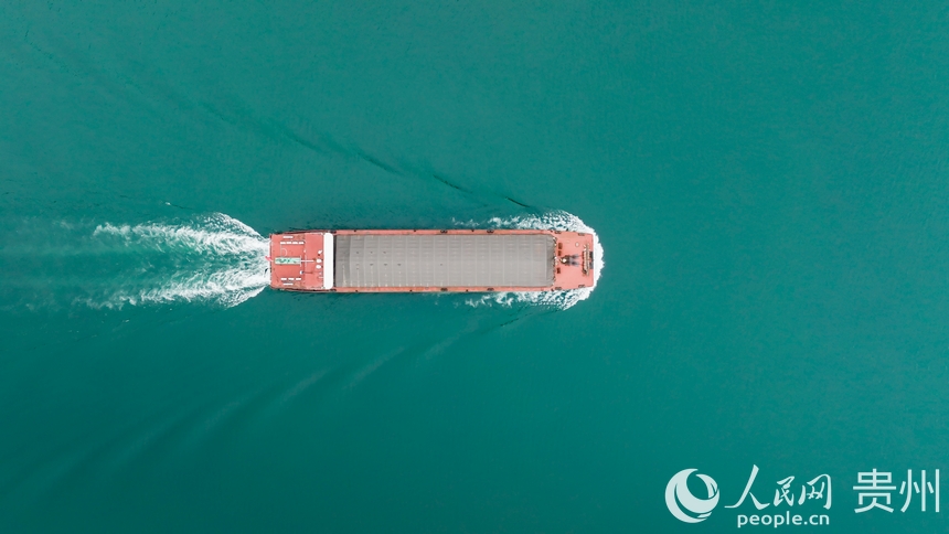 在烏江上航行的航電657號貨船。人民網記者 涂敏攝