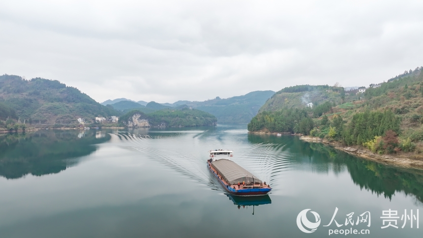 在烏江上航行的航電657號貨船。人民網記者 涂敏攝