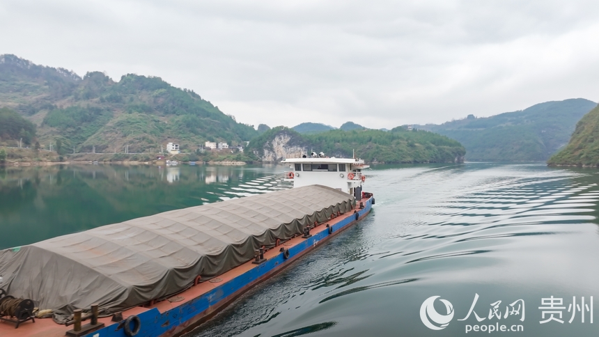 在烏江上航行的航電657號貨船。人民網記者 涂敏攝