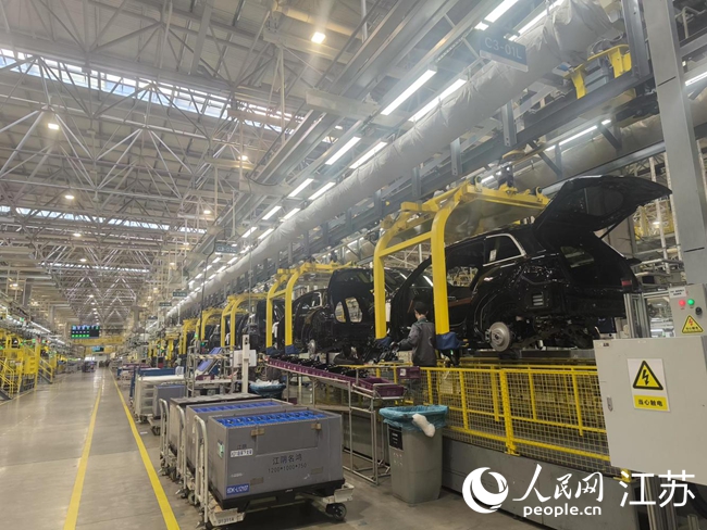 理想汽車常州基地自動化生產線。人民網 趙登巖攝