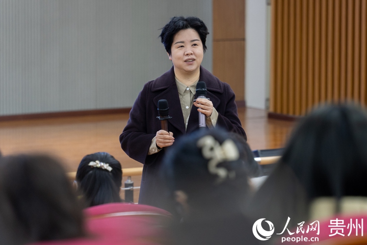 活動現(xiàn)場，鄭璇教授做心理知識分享。人民網(wǎng)記者 涂敏攝