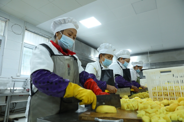 劍河縣城關第五小學學生食堂工作人員正在加工食材 。（楊菊梅攝） .JPG