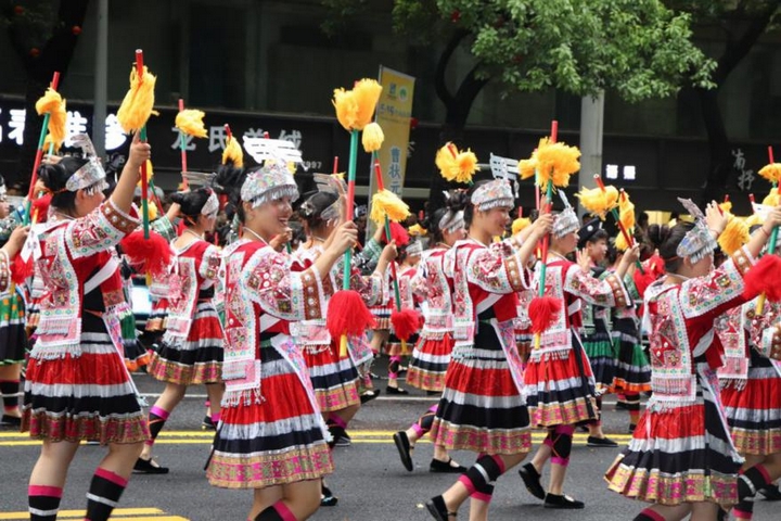 烏當(dāng)花棍舞參加貴陽(yáng)民族大巡游活動(dòng)。烏當(dāng)區(qū)人民政府網(wǎng)供圖