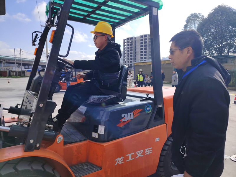 技能培訓(xùn)出“實(shí)招” 現(xiàn)學(xué)拿證就業(yè)穩(wěn).jpg