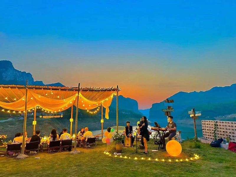 8露營基地的音樂派對。