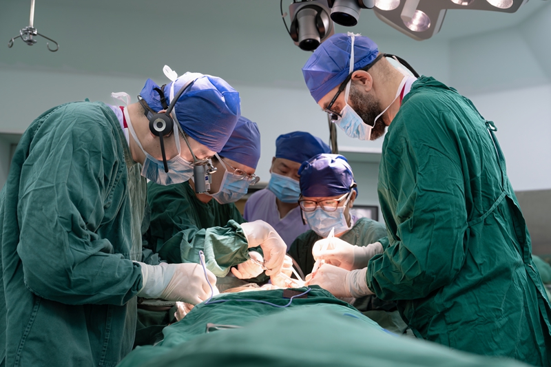 手術在緊張進行中。貴醫附院供圖