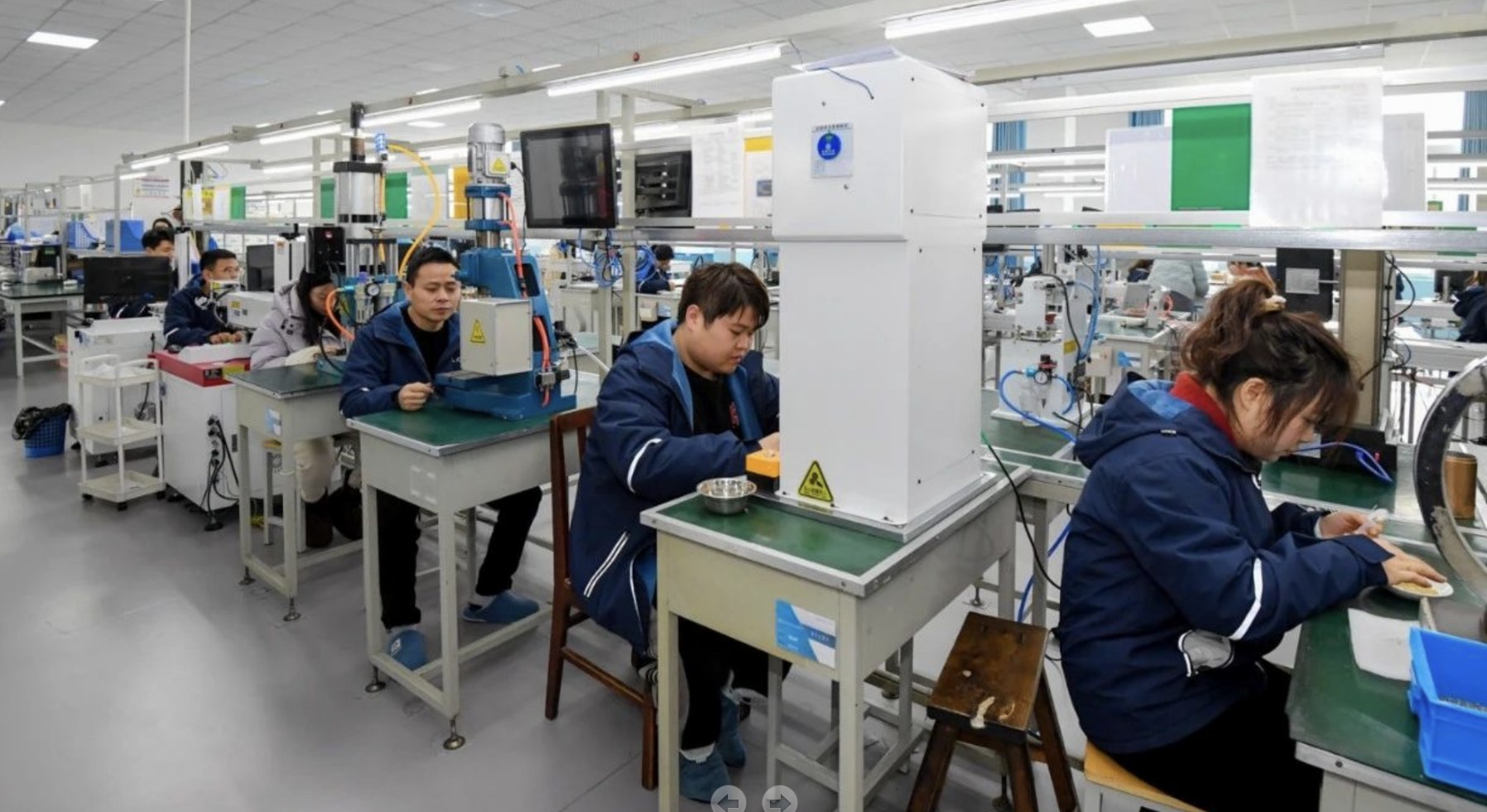 車間里工人正在工作。