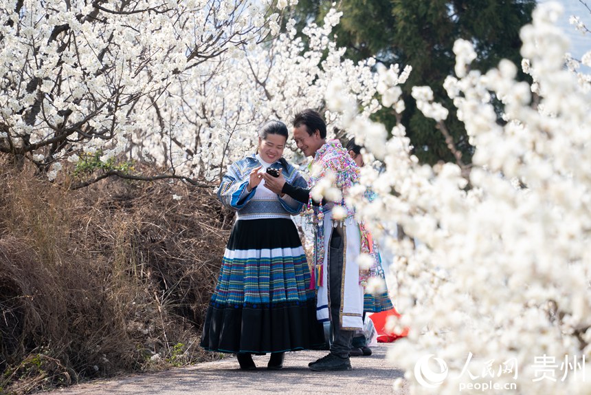 游客在櫻桃園內(nèi)打卡拍照。人民網(wǎng)記者涂敏攝