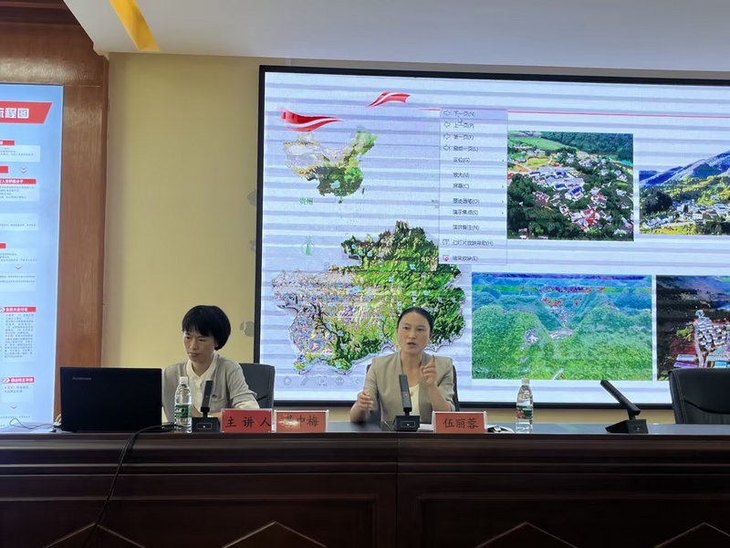 市級重點宣講隊伍（易中梅、伍麗蓉）到西秀高中宣講。