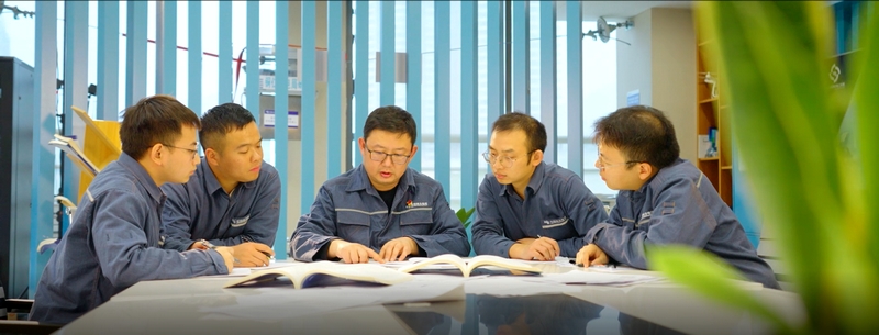 周敬余(中)在創(chuàng)新工作室給新員工講解創(chuàng)新知識。陳廈華攝