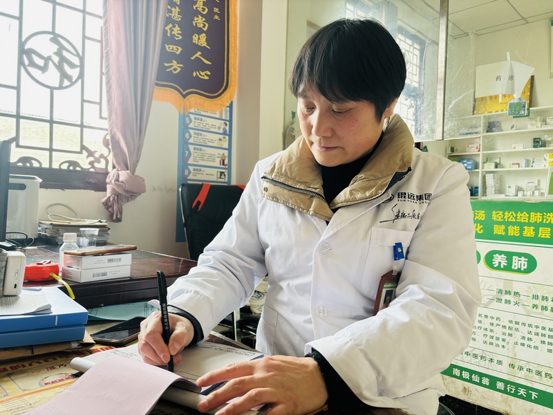 堅(jiān)守三十余載的村醫(yī)謝厚芝。