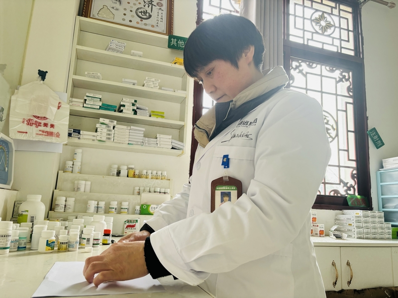 謝厚芝三十余載醫(yī)路堅(jiān)守，拐杖丈量基層健康。