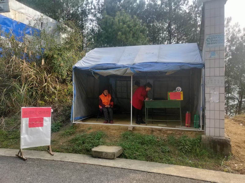 云灣村卡點值守現場。吳小龍攝