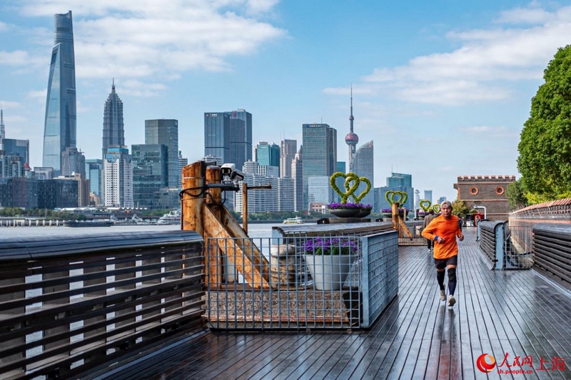 清晨,市民在楊浦濱江運動。 人民網記者 王初攝