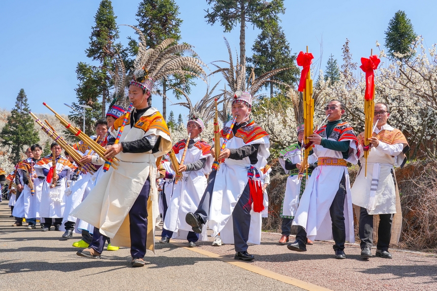 民族同胞在厙東關鄉(xiāng)觀光步道巡游表演。
