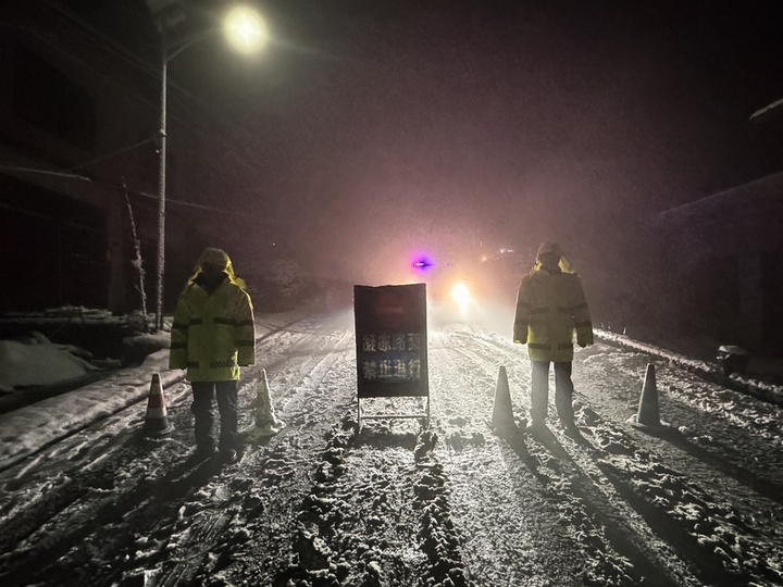 民警對易結冰路段設置安全警示牌。