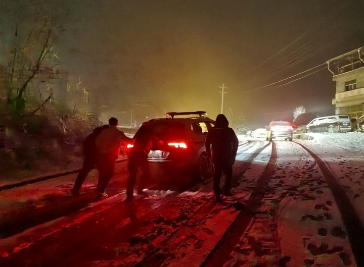 民警們主動上前幫忙,推車助力,幫助車輛順利通行。