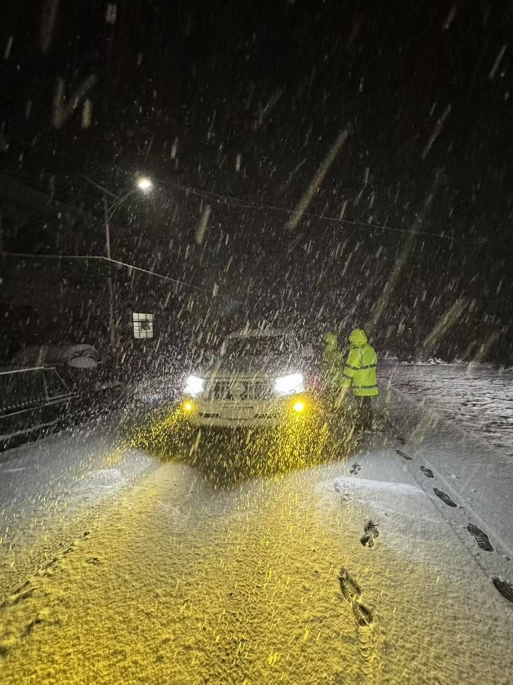 民警提醒過往車輛減速慢行、保持車距。