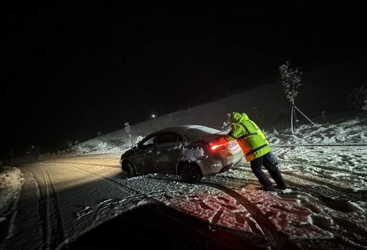 民警主動上前幫忙推車。