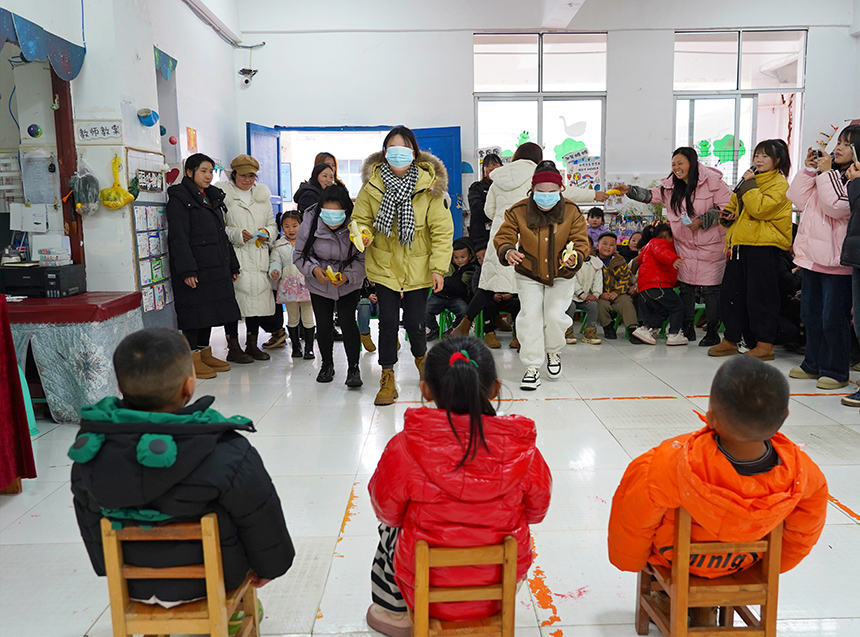 2025年3月6日，貴州省畢節(jié)市納雍縣龍場鎮(zhèn)中心幼兒園“溫情三八·感恩有您”活動現(xiàn)場，家長和孩子在玩《媽媽喂我吃香蕉》游戲。  楊 英 攝