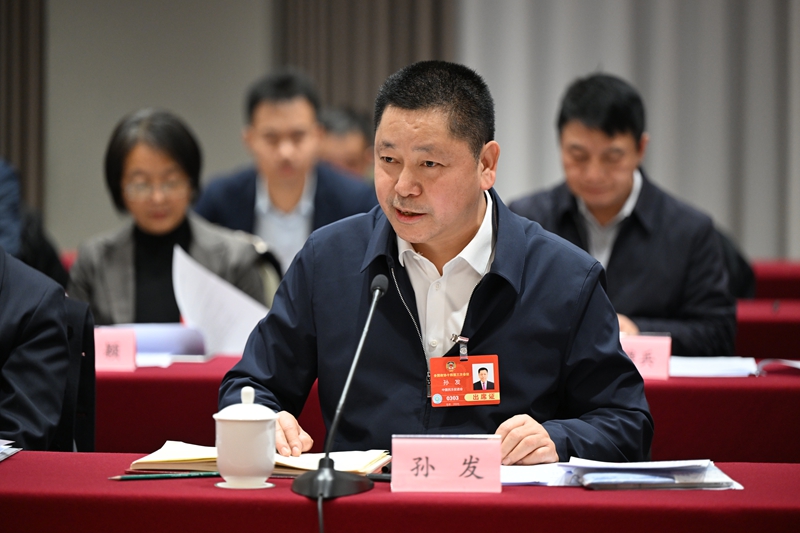 全國政協(xié)委員、貴州省政協(xié)副主席、貴州省衛(wèi)生健康委員會(huì)主任、民進(jìn)貴州省委主委孫發(fā)。何佼陽攝