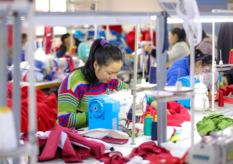 搬遷群眾在錦繡街道錦繡社區易地扶貧搬遷安置點匯璟服飾車間務工。