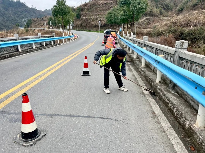 養(yǎng)護(hù)人員疏通橋梁泄水孔。