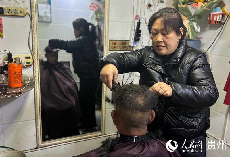 楊翠云為顧客理發。人民網記者 高華攝