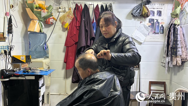 楊翠云正在3為顧客修理頭發。人民網記者 高華攝