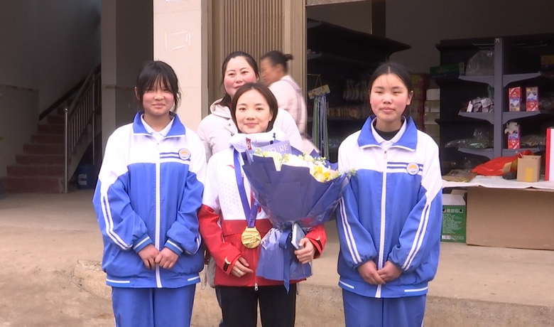 亞冬會(huì)冠軍文穎載譽(yù)返鄉(xiāng)